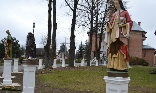 Wandale zniszczyli 22 figury świętych 