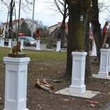 Zdewastowana "Aleja świętych" w Zarzeczu. 