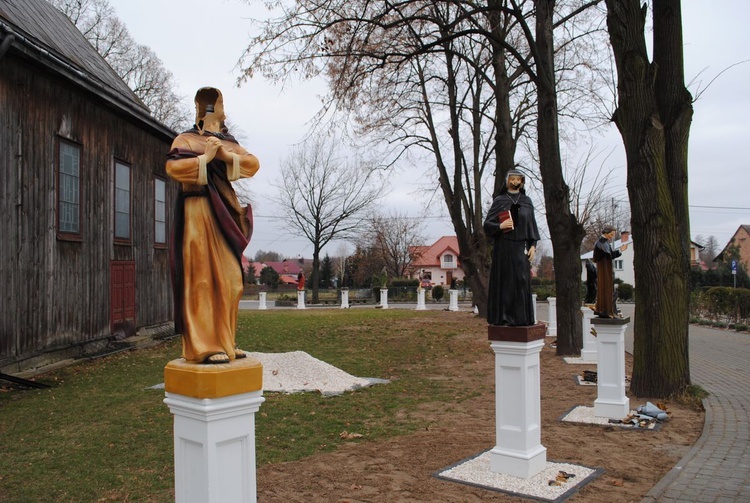 Zdewastowana "Aleja świętych" w Zarzeczu. 