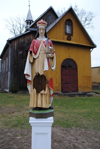 Zdewastowana "Aleja świętych" w Zarzeczu. 