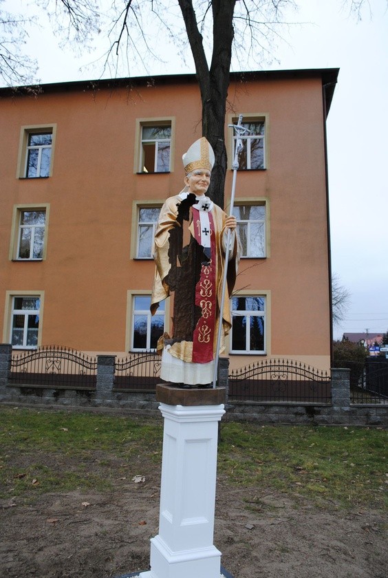 Zdewastowana "Aleja świętych" w Zarzeczu. 