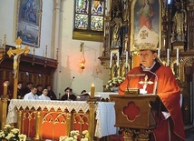 ▲	Biskup łucki w czasie głoszenia homilii.