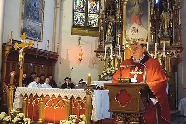 ▲	Biskup łucki w czasie głoszenia homilii.
