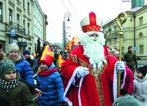 ▲	Mikołajowy pochód  na ulicach Lublina.