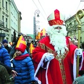 ▲	Mikołajowy pochód  na ulicach Lublina.