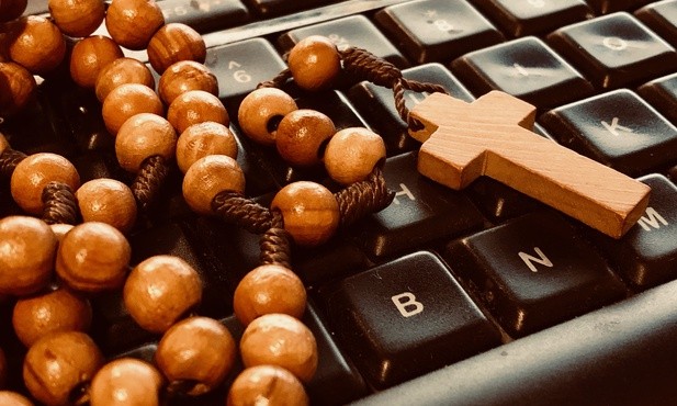 Media to ambona. Co wolno duchownemu w sieci?