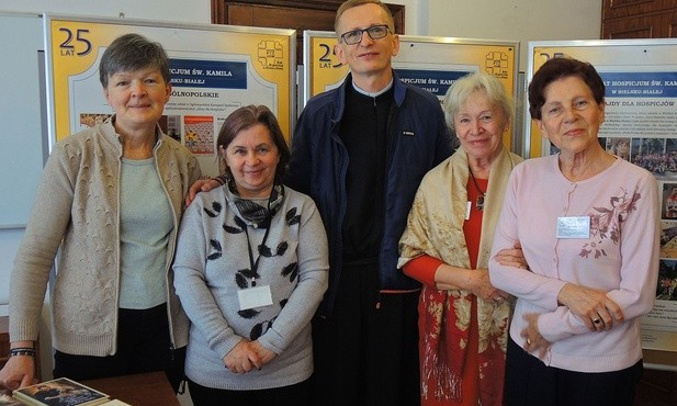 Wolontariuszki z kapelanem hospicjum ks. Andrzejem Pacholikiem SDS. Od lewej: Małgorzata Wolas, Janina Bierska, Elżbieta Klimas i Barbara Szwiec