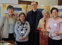 Wolontariuszki z kapelanem hospicjum ks. Andrzejem Pacholikiem SDS. Od lewej: Małgorzata Wolas, Janina Bierska, Elżbieta Klimas i Barbara Szwiec