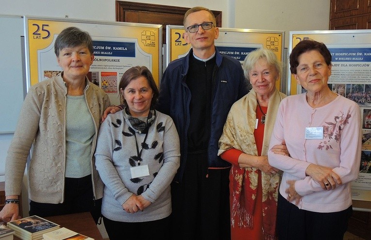 Wolontariuszki z kapelanem hospicjum ks. Andrzejem Pacholikiem SDS. Od lewej: Małgorzata Wolas, Janina Bierska, Elżbieta Klimas i Barbara Szwiec