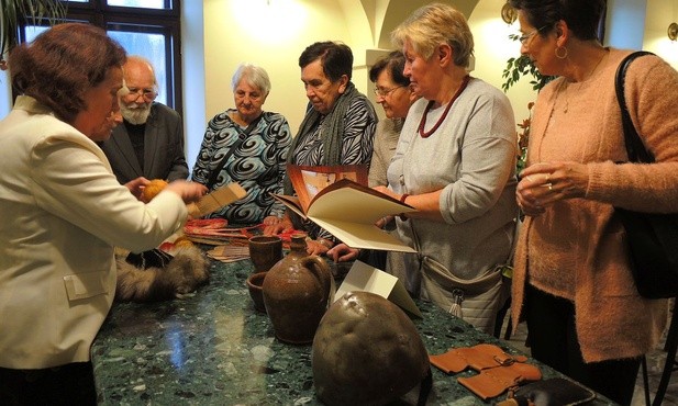 Seniorzy przy stoisku zajęć z historii średniowiecza