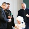 Od świecy aniołka, w którego wcieliła się Julka, swoje wigilijne świece zapalili (od lewej) ks. Wojciech Rudkowski, ks. Paweł Sidoruk i ks. Robert Kowalski