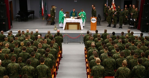 Żołnierze modlą się o odwagę