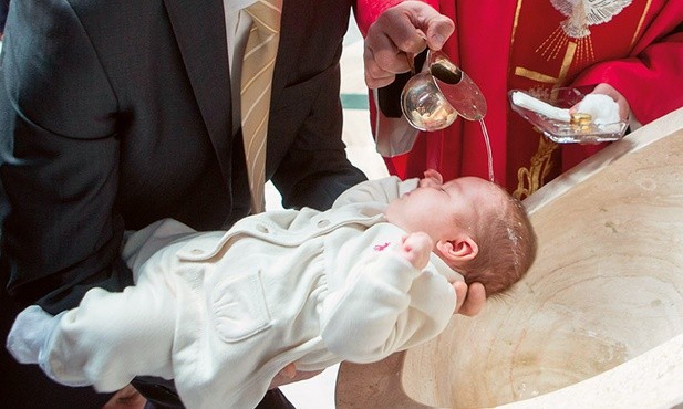 Duch Święty przychodzi do każdego chrześcijanina już w sakramencie chrztu i towarzyszy nieustannie ze swoimi darami.