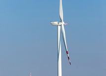 Wielu inwestorów w naszym kraju rezygnuje z budowy farm wiatrowych wytwarzających energię elektryczną. Zainteresowanie odnawialnymi źródłami energii nie jest duże.