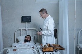 Doktor (Jacek Poniedziałek) jest fanatykiem. Nie wierzy w Boga. Ludzi traktuje jak króliki doświadczalne.