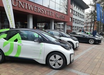 Kampusy i budynki UŚ połączy sieć pojazdów elektrycznych