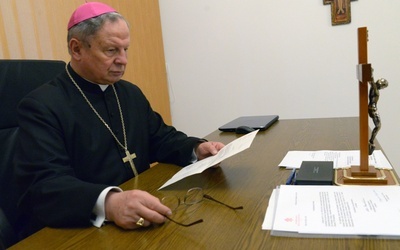 Ordynariusz radomski z watykańskim dokumentem wyrażającym zgodę na rozpoczęcie procesu w sprawie męczeństwa ks. Romana Kotlarza