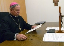 Ordynariusz radomski z watykańskim dokumentem wyrażającym zgodę na rozpoczęcie procesu w sprawie męczeństwa ks. Romana Kotlarza
