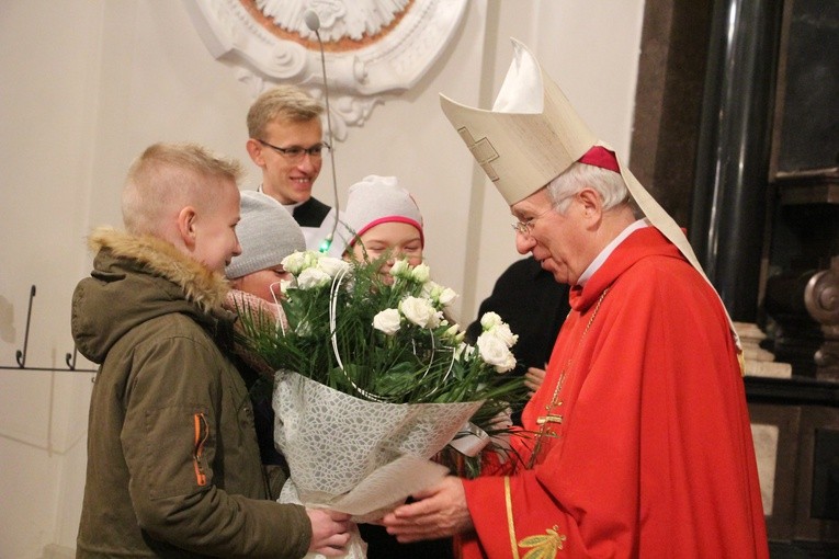 Życzenia solenizantowi złożyli m.in. uczniowie Publicznej Szkoły Katolickiej im. św. Stanisława Kostki w Kutnie