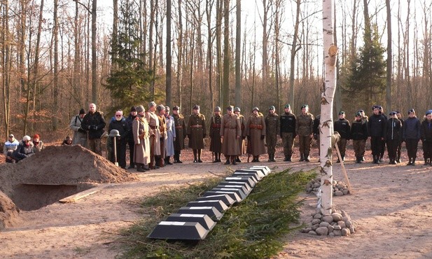 W Joachimowie pochowano szczątki co najmniej 50 poległych żołnierzy