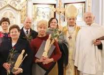 Laureaci 11. edycji Nagrody św. Mikołaja z bp. Pindlem