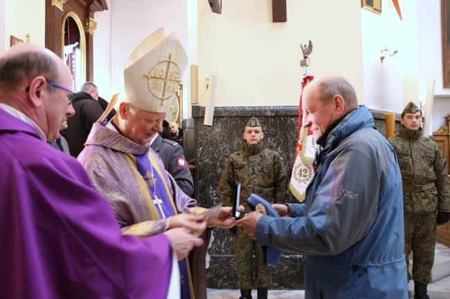 Pamiątkowa tablica w kościele garnizonowym