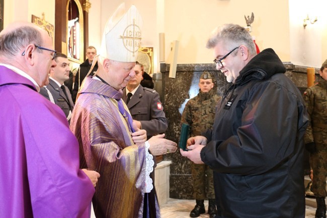 Pamiątkowa tablica w kościele garnizonowym