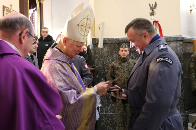 Pamiątkowa tablica w kościele garnizonowym