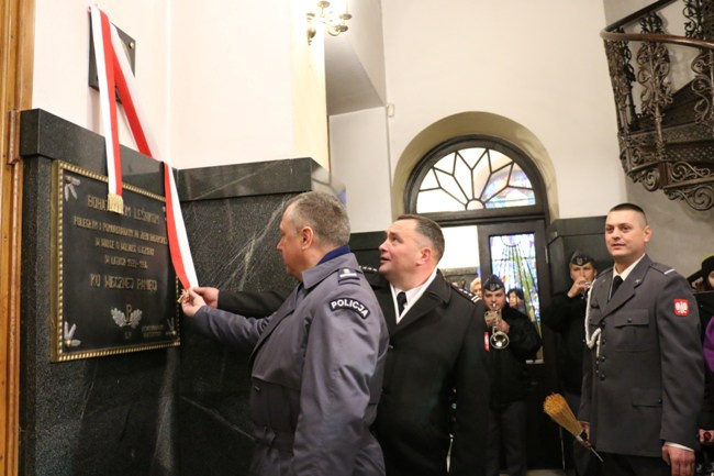 Pamiątkowa tablica w kościele garnizonowym