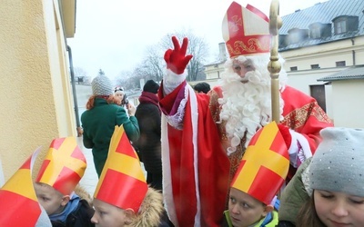 Św. Mikołaj błogosławi dzieciom w szpitalu zakaźnym
