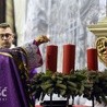 Bp Adam Bałabuch zapala pierwszą świecę na wieńcu adwentowym