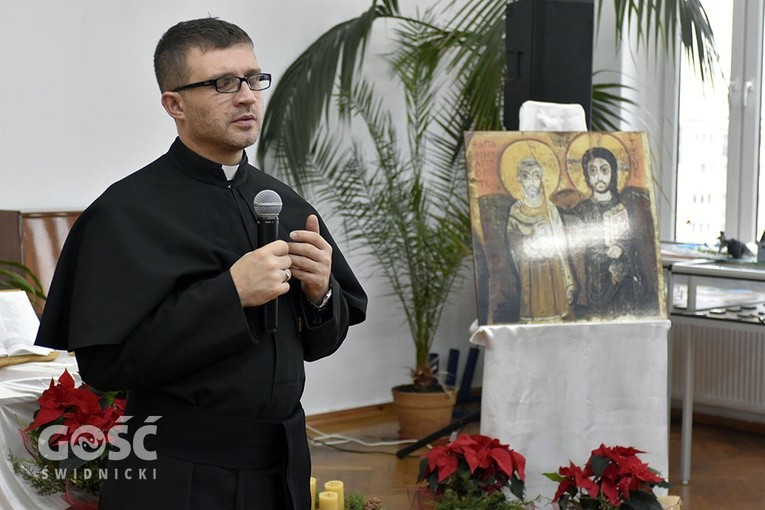 ks. Krzysztof Kralka w czasie głoszenia konferencji