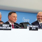 Ceremonia otwarcia. Od lewej: Frank Bainimarama, premier Fiji, Andrzej Duda, prezydent Polski, i Michał Kurtyka, wiceminister środowiska. 