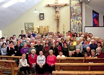 ▲	Uczestnicy ostatnich rekolekcji dla parafialnych zespołów Caritas w Rokitnie.
