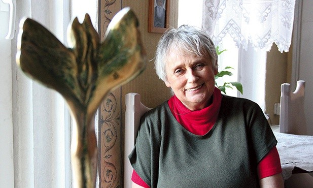 Pani Magda ze statuetką, która symbolizuje otwarte serce i człowieka anioła.