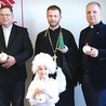 Do wsparcia  kampanii zachęcają (od lewej) ks. Wojciech Rudkowski,  ks. Paweł Sidoruk i ks. Robert  Kowalski, dyrektor radomskiej Caritas.
