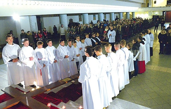 Adoracja krzyża, wiernej repliki Światowych Dni Młodzieży.