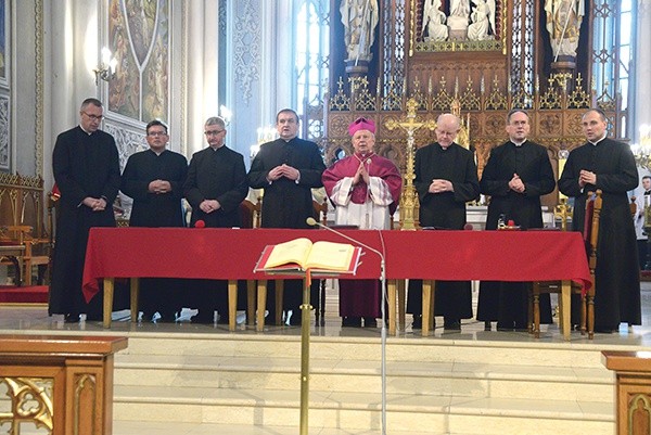 Posiedzeniu trybunału, które miało charakter publiczny, przewodniczył bp Henryk Tomasik.