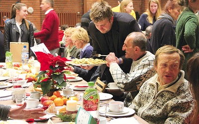 Posiłek dla podopiecznych wspólnoty organizuje kilkuset wolontariuszy.