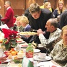 Posiłek dla podopiecznych wspólnoty organizuje kilkuset wolontariuszy.