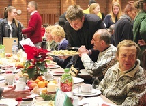 Posiłek dla podopiecznych wspólnoty organizuje kilkuset wolontariuszy.