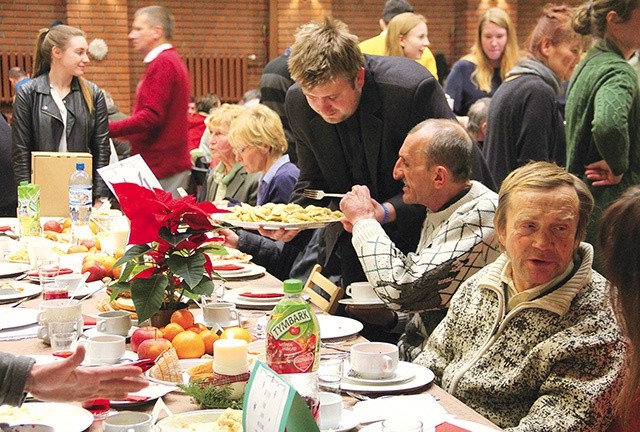 Posiłek dla podopiecznych wspólnoty organizuje kilkuset wolontariuszy.