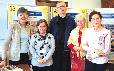 Wolontariuszki z ks. Andrzejem Pacholikiem SDS, kapelanem hospicjum. Od lewej: Małgorzata Wolas, Janina Bierska, Elżbieta Klimas i Barbara Szwiec.