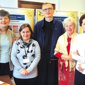 Wolontariuszki z ks. Andrzejem Pacholikiem SDS, kapelanem hospicjum. Od lewej: Małgorzata Wolas, Janina Bierska, Elżbieta Klimas i Barbara Szwiec.