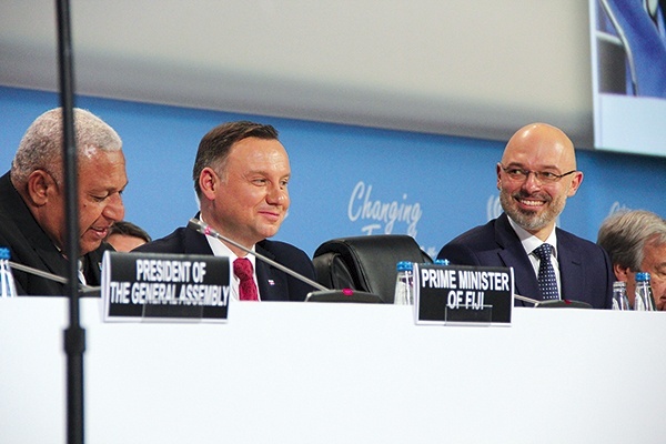 ▲	Ceremonia otwarcia. Od lewej: Frank Bainimarama, premier Fiji, Andrzej Duda, prezydent Polski, i Michał Kurtyka, wiceminister środowiska. 