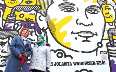 ▲	Jolanta Wadowska-Król (z lewej) i pomagająca jej w badaniach pielęgniarka Wiesława Wilczek.