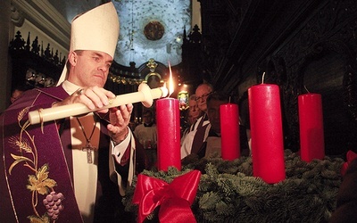 Na początku nieszporów bp Zbigniew zapalił pierwszą świecę  na wieńcu adwentowym.