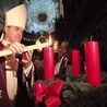 Na początku nieszporów bp Zbigniew zapalił pierwszą świecę  na wieńcu adwentowym.