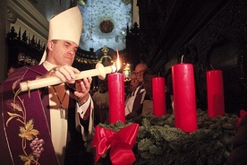 Na początku nieszporów bp Zbigniew zapalił pierwszą świecę  na wieńcu adwentowym.