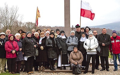 Różaniec w czterech językach u stóp Krzyża Pojednania Narodów.